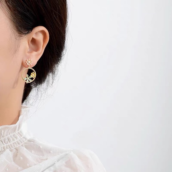 Diamond daisy circle earrings - Picture 3 of 5